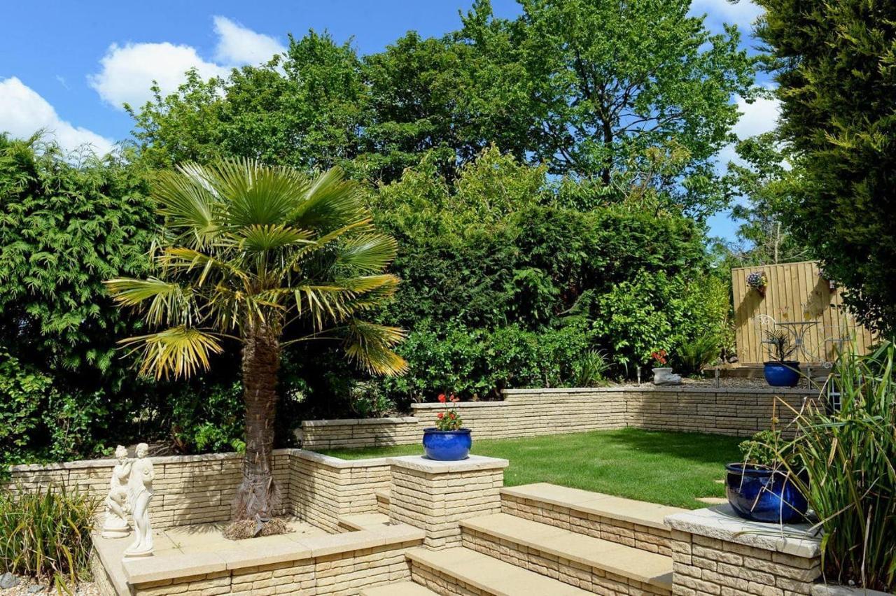 Family Bungalow With Private Pool Kilgetty Exterior photo