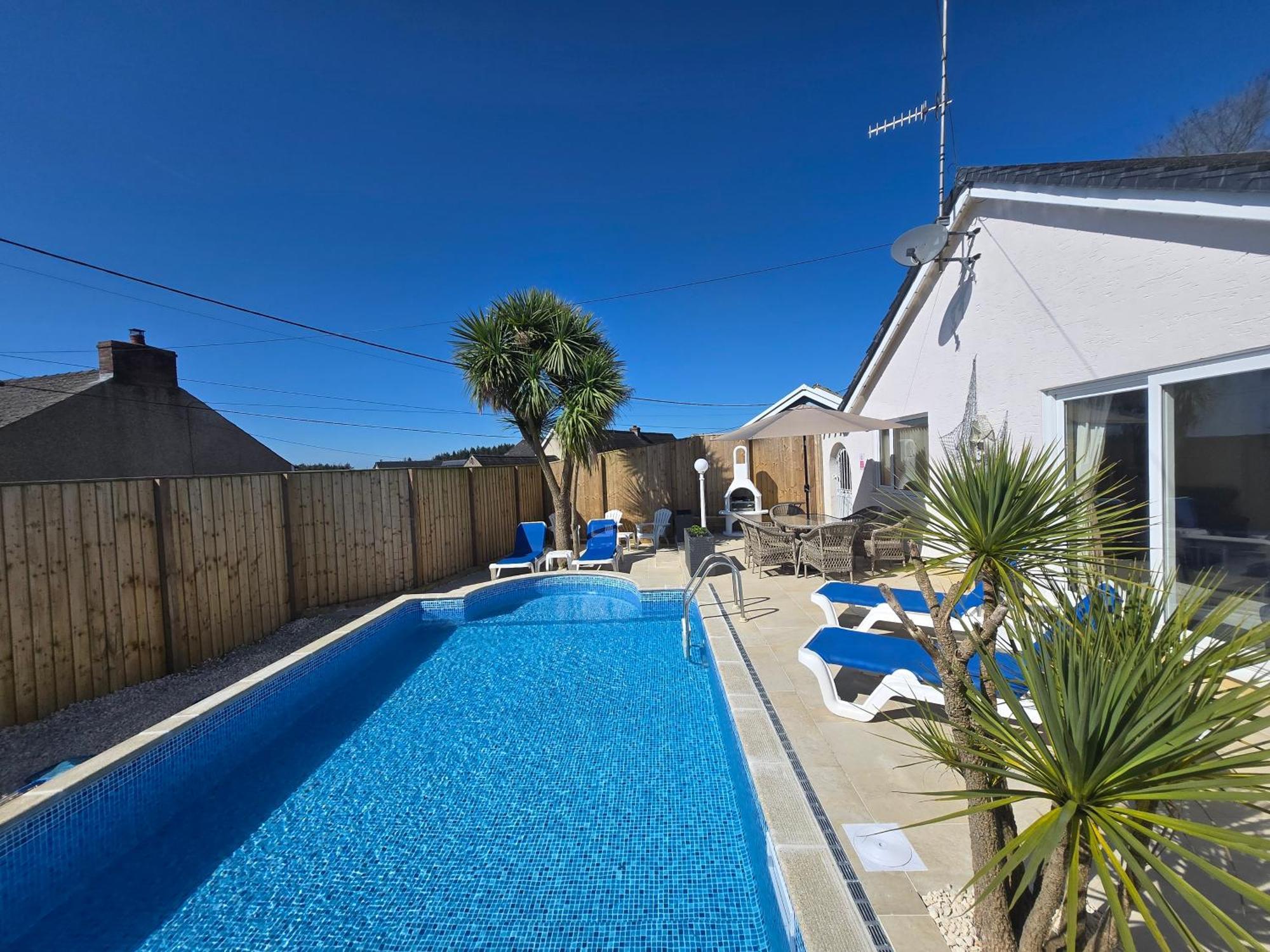 Family Bungalow With Private Pool Kilgetty Exterior photo