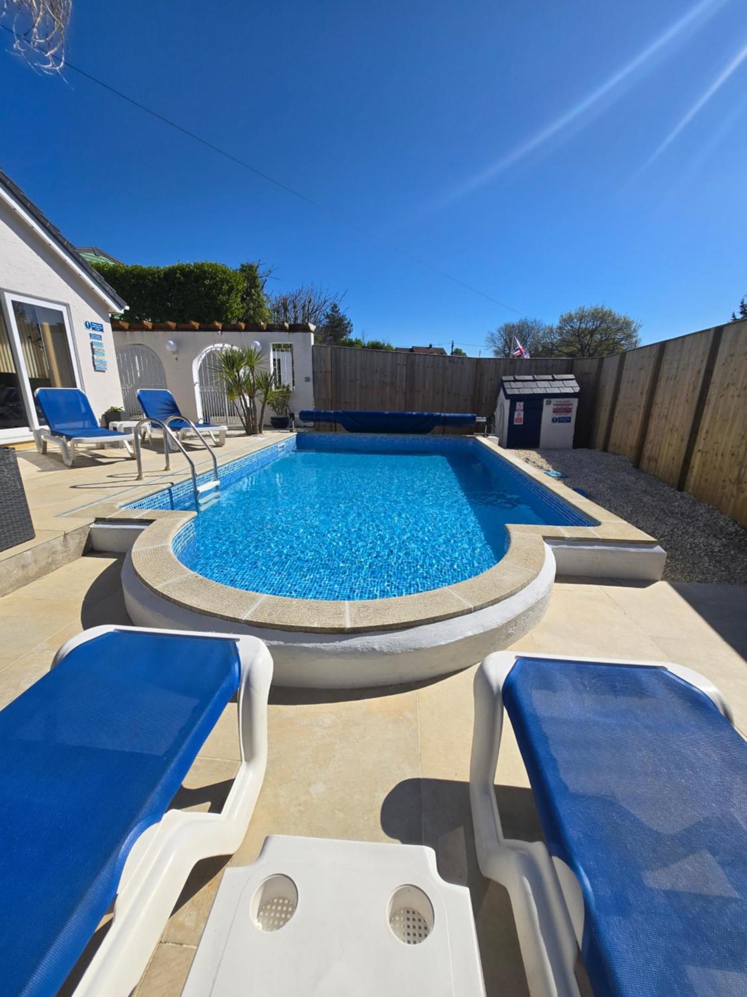 Family Bungalow With Private Pool Kilgetty Exterior photo