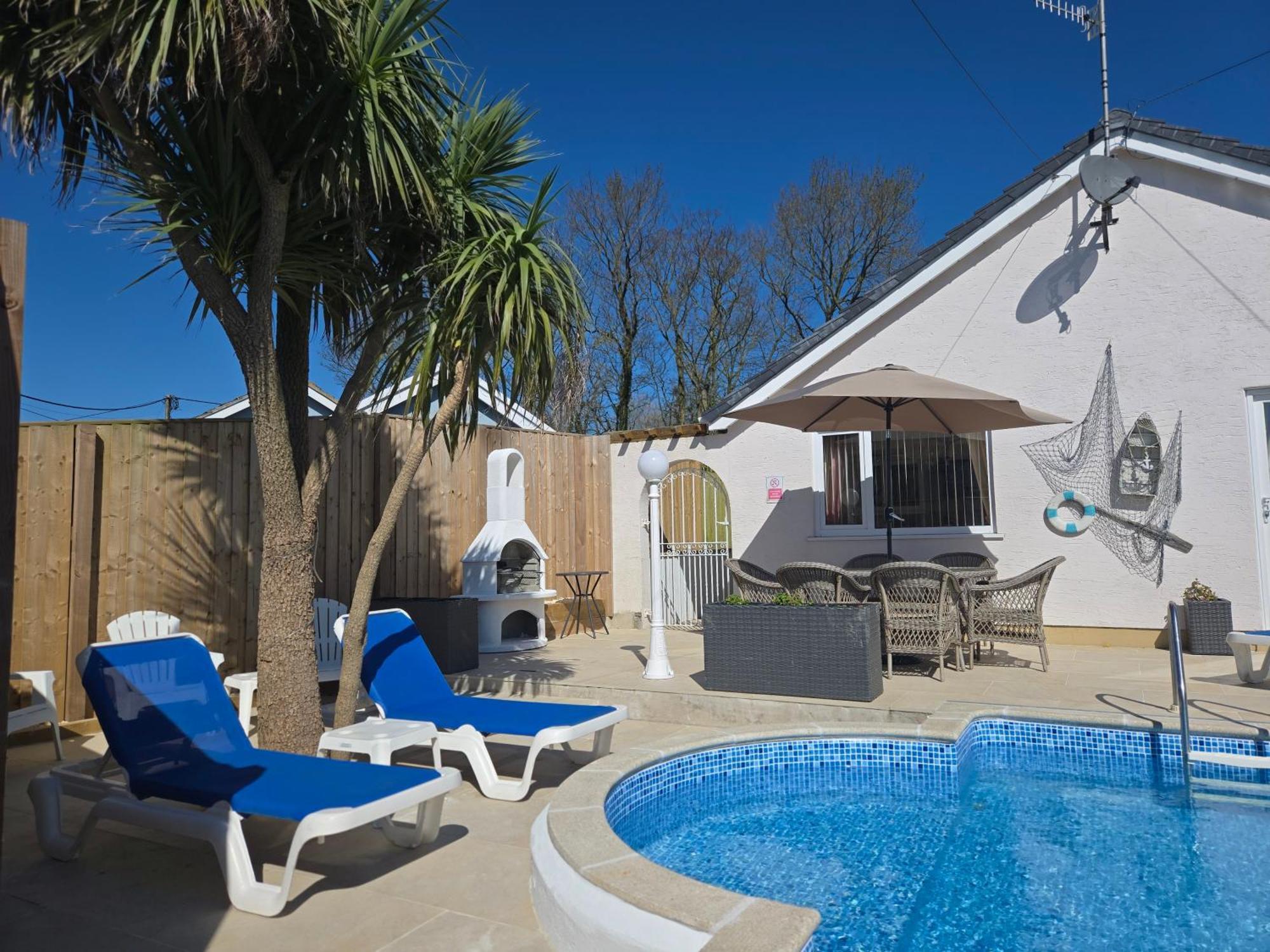 Family Bungalow With Private Pool Kilgetty Exterior photo