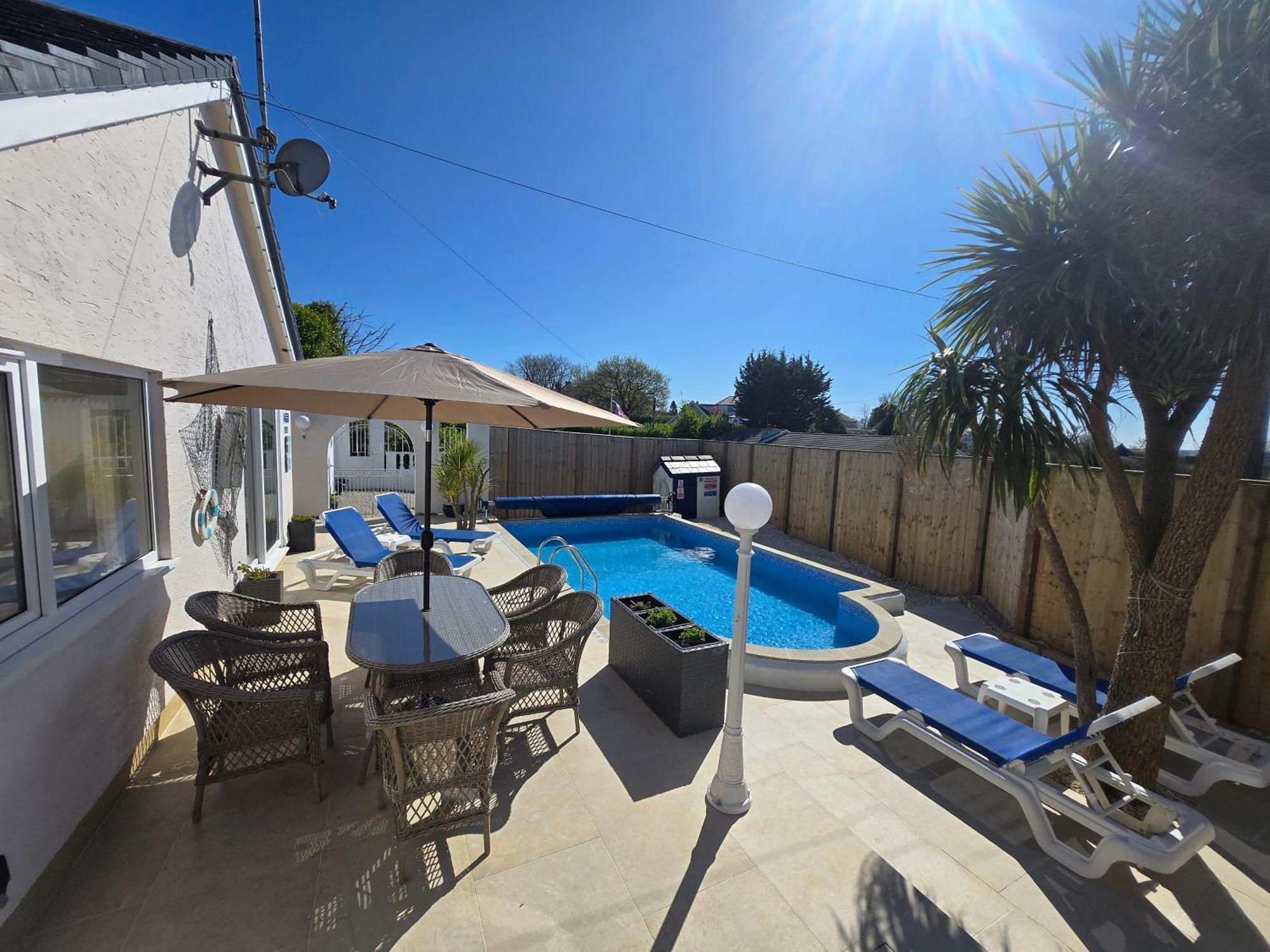 Family Bungalow With Private Pool Kilgetty Exterior photo