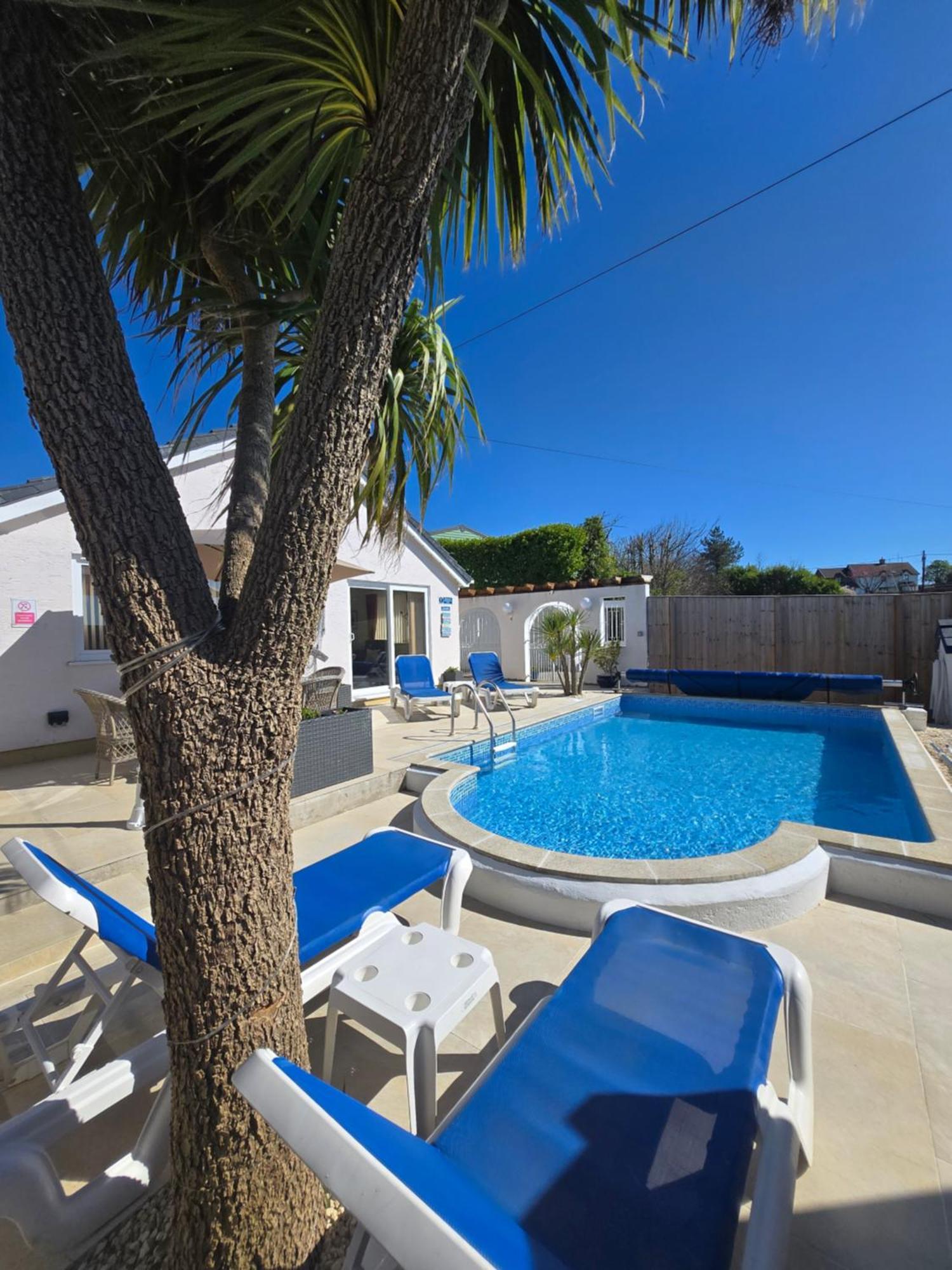 Family Bungalow With Private Pool Kilgetty Exterior photo